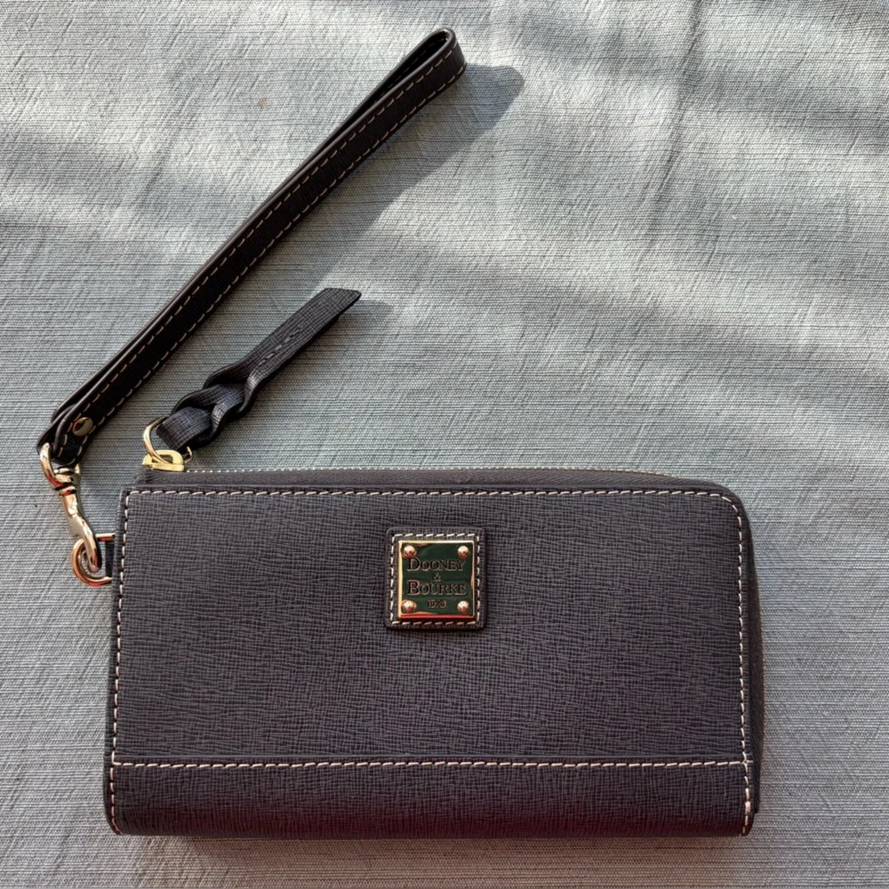 NWOT Dooney & Bourke Gray Wallet Wristlet with Gold Hardware New without tags - Picture 1 of 9